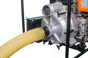 установить шланги на дизельную мотопомпу